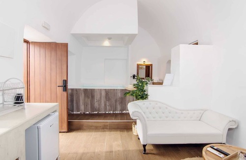 Akrotiri Wohnung | Santorini Luxury Suite w/ Rooftop HotTub & SeaView