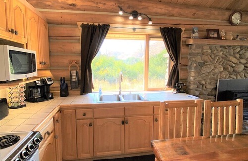 Darby Kabine | Sapphire Cabin ist ein luxuriöses, handgefertigtes Blockhaus am Rye Creek in der Nähe von Darby, MT