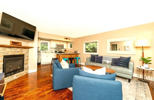 Douglas Hütte | Saugatuck Area - 2BR Hot Tub, Pet Friendly, Large Fully Fenced Yard!!