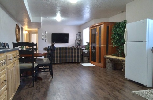 Nibley Haus | SAUNA & King Bed near Logan, USU & Firefly Park