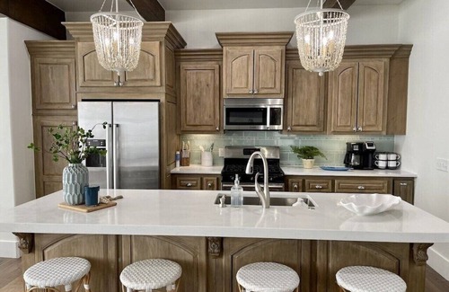 Vinita Haus | Save 10% off 3 Night Stay! Beautiful Cottage w/ great Lake views, pool, hot tub!