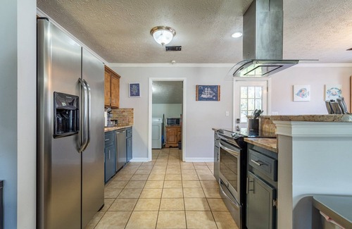 Acworth Haus | Save Midweek! 3BR Near Lake Acworth & Downtown