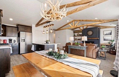 Caldwell Haus | Sawtooth Outdoor Vibes, Vaulted ceilings, Sleeps 8!