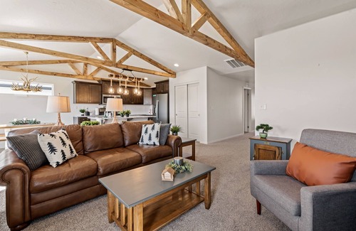 Caldwell Haus | Sawtooth Outdoor Vibes, Vaulted ceilings, Sleeps 8!
