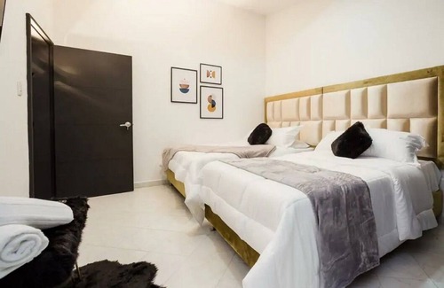 Lalinde Haus | Scarlet house with 8 bedrooms in Lleras park