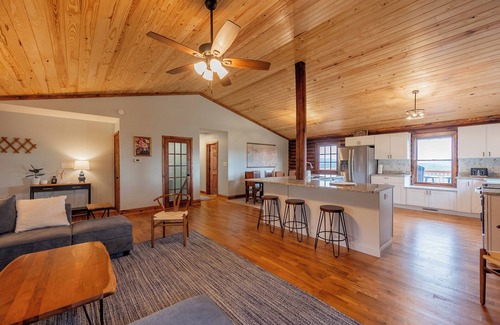 Blacksburg Haus | This house is a 2 bedroom(s), 3 bathrooms, located in Blacksburg, VA.