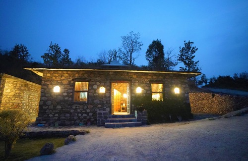 Dehradun Haus | Scenic & Beautiful Cottages for self awareness, nature and healing. (Room 2)