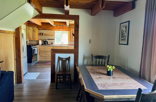 Salmon Kabine | Scenic Cabin Escape- Steps to Goldbug Trailhead