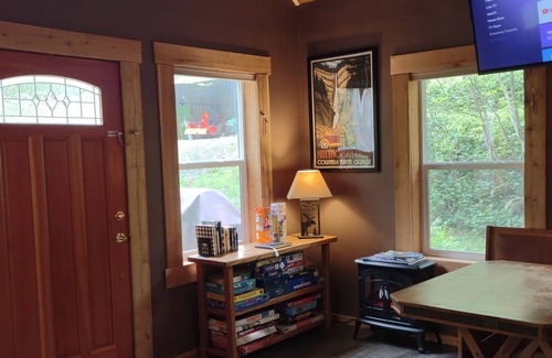 Alsea Kabine | Scenic cabin with a creek view