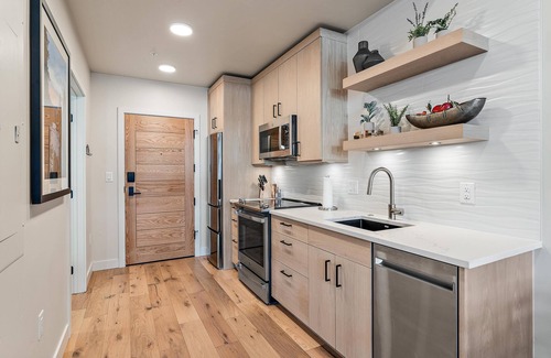 Tamarack Resort Wohnung | Scenic Condo with views|Fireplace & Balcony