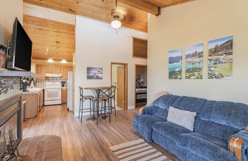 Tahoe Vista Haus | Scenic Lake Views: Snow & Beach Adventures Nearby!