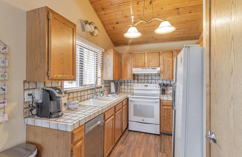 Tahoe Vista Haus | Scenic Lake Views: Snow & Beach Adventures Nearby!