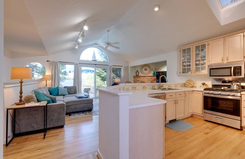 Huddleston Haus | Scenic Smith Mountain Lake Getaway w/ Deck + Dock!