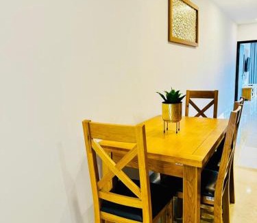 Shimla Wohnung | Scenic Solitude 2bhk Mountain View Apartment by Roamhome