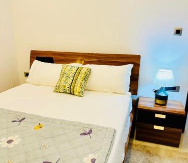 Shimla Wohnung | Scenic Solitude 2bhk Mountain View Apartment by Roamhome