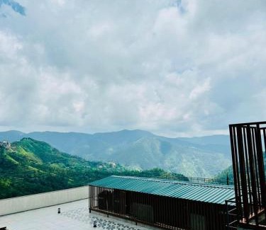 Shimla Wohnung | Scenic Solitude 2bhk Mountain View Apartment by Roamhome