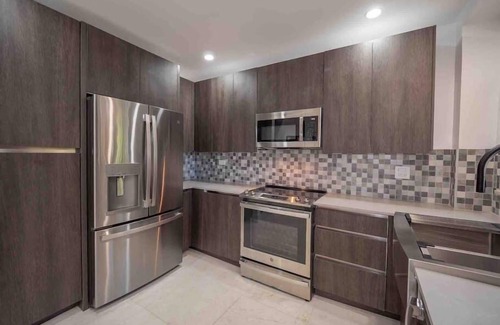 Seven Mile Beach Wohnung | Scenic & Stylish Gardenview 3BR Condo wPool Access