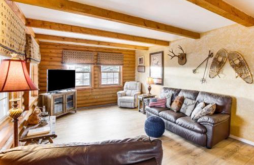 Sweetwater Haus | Scenic Views and Game Room Garden City Retreat!