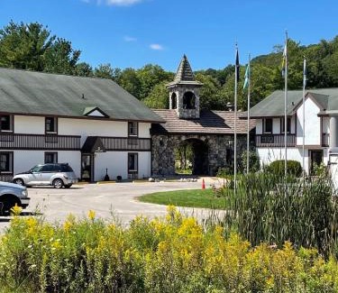 Mancelona Haus | Schuss #145 Walk to ski hill