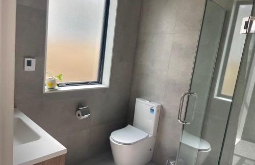 Hobsonville Haus | Scott point private entry flat offers the entire living room, bedroom and ensuite, parking available