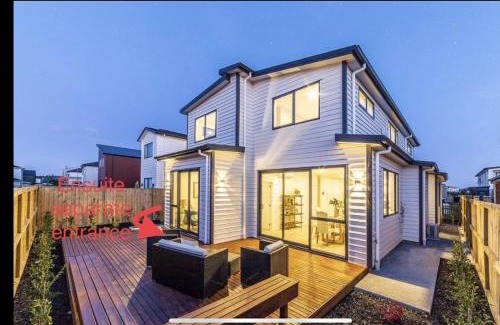 Hobsonville Haus | Scott point private entry flat offers the entire living room, bedroom and ensuite, parking available