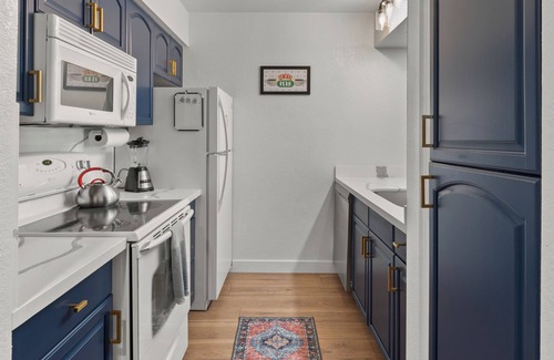 South Scottsdale Eigentumswohnung | Scottsdale: 2BR-Furnished, Pool, Foosball-Nearby Tesla Charging Station!