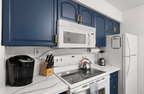 South Scottsdale Eigentumswohnung | Scottsdale: 2BR-Furnished, Pool, Foosball-Nearby Tesla Charging Station!