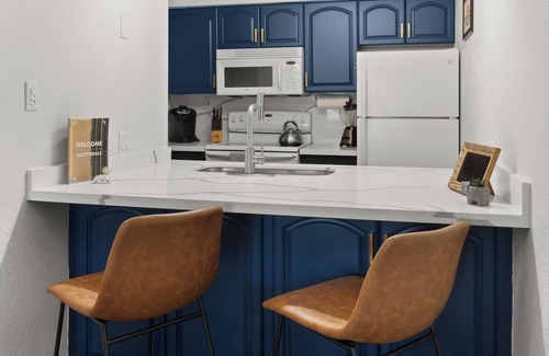 South Scottsdale Eigentumswohnung | Scottsdale: 2BR-Furnished, Pool, Foosball-Nearby Tesla Charging Station!