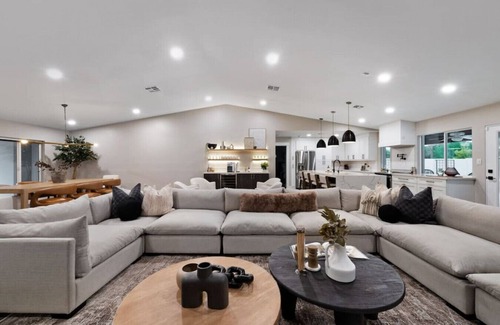 Avant Haus | Scottsdale Clubhouse | Pool, Spa & Golf Simulator