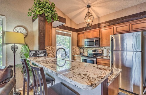 Osage Beach Kabine | Screened Porch, Resort Perks: Osage Beach Cabin!