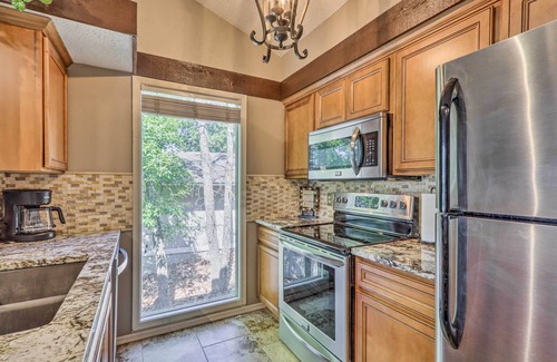 Osage Beach Kabine | Screened Porch, Resort Perks: Osage Beach Cabin!