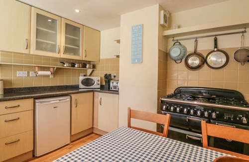 Cullen Haus | Sea Breeze Cottage, CULLEN