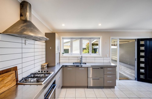 Haumoana Haus | Sea Deck Haven - Hastings Holiday Home