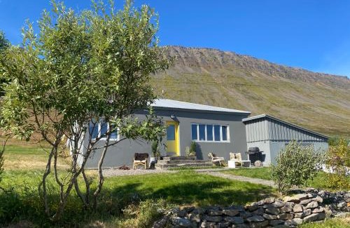 Suðavik Haus | Sea, fjord & mountain view house