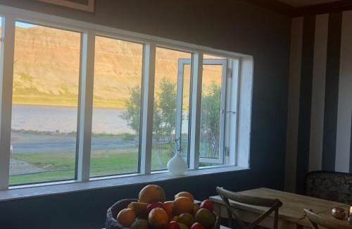 Suðavik Haus | Sea, fjord & mountain view house
