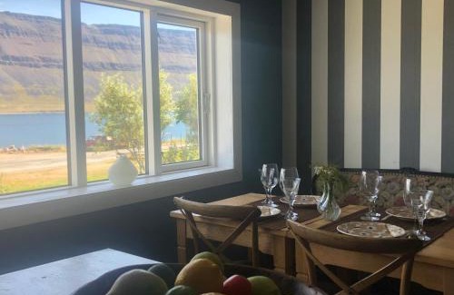 Suðavik Haus | Sea, fjord & mountain view house