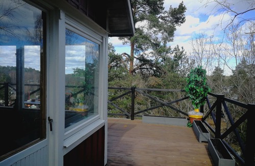 Tyreso O Haus | Häuschen mit Meerblick hoch oben in den Bäumen