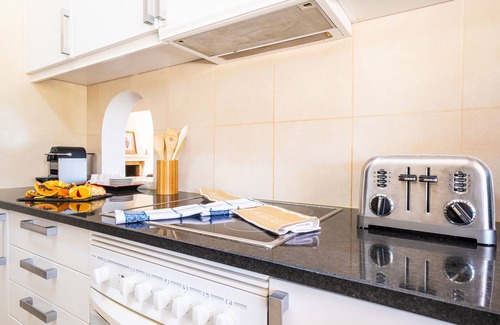 Vale de Parra Villa | Sea view retreat w/ games room & BBQ, Galé