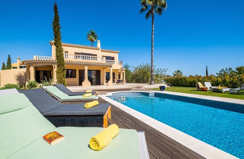 Vale de Parra Villa | Sea view retreat w/ games room & BBQ, Galé