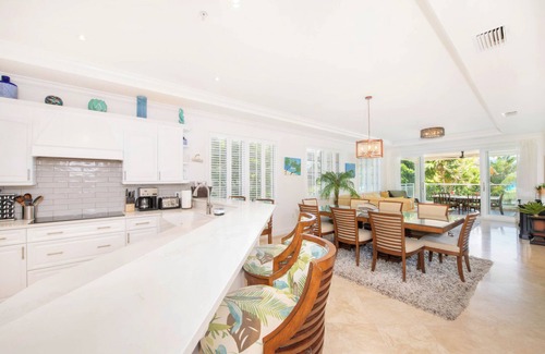 Seven Mile Beach Eigentumswohnung | SeaBreeze #3: Luxe 7 Mile Beach Condo w/Pool, Jacuzzi + Pristine Beach