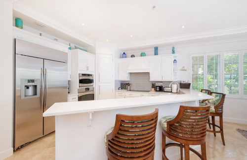 Seven Mile Beach Eigentumswohnung | SeaBreeze #3: Luxe 7 Mile Beach Condo w/Pool, Jacuzzi + Pristine Beach