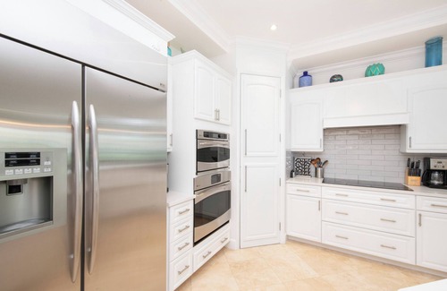 Seven Mile Beach Eigentumswohnung | SeaBreeze #3: Luxe 7 Mile Beach Condo w/Pool, Jacuzzi + Pristine Beach