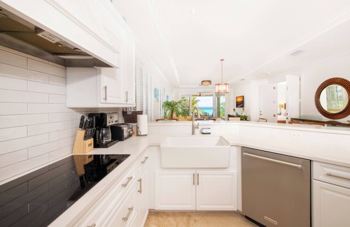 Seven Mile Beach Eigentumswohnung | SeaBreeze #3: Luxe 7 Mile Beach Condo w/Pool, Jacuzzi + Pristine Beach