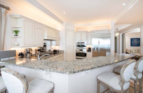 Seven Mile Beach Eigentumswohnung | SeaBreeze #8: Luxe Condo on 7 Mile Beach w/Pool, Jacuzzi + Backyard Snorkeling
