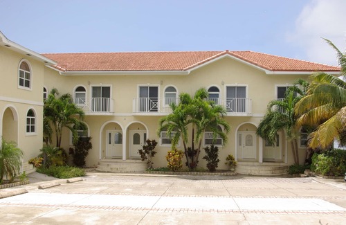 Bodden Town Eigentumswohnung | Seabreeze Villas, Superb Beachfront Views from 229/night. Rental Car Included!