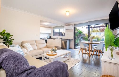 Woolgoolga Haus | Seadream on Nelson. New Listing. pet Friendly , 300m Stroll to Beach and Cafes