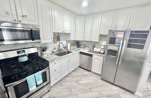 Clinton Township Haus | Seafarers Ranch by Lake St Clair! King bed 58” TV