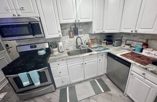 Clinton Township Haus | Seafarers Ranch by Lake St Clair! King bed 58” TV