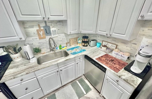 Clinton Township Haus | Seafarers Ranch by Lake St Clair! King bed 58” TV