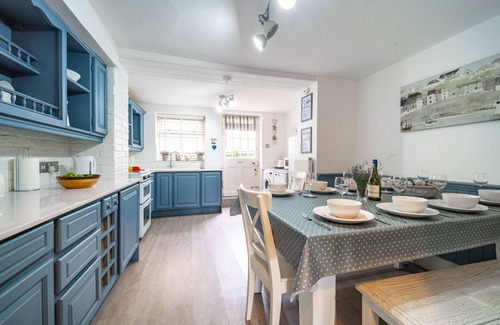 Cromer Haus | Seaforth - Fabulous FAMILY HOUSE, seconds from the BEACH with stunning SEA VIEWS
